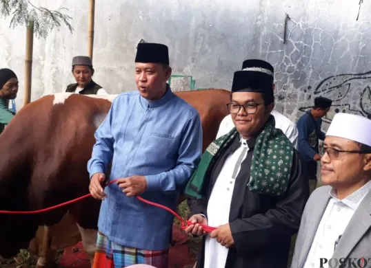 Wali kota Bekasi, Tri Adhianto menengok dan menyerahkan secara simbolis sapi kurban dari Prabowo Subianto di masjid Agung Al-Barkah Kota Bekasi, Kamis, 6 Juni 2025. (Sumber: Poskota/Nurpini Aulia Rapika)