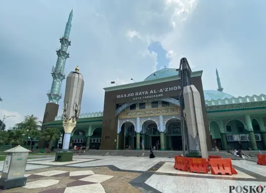 Suasana Masjid Raya Al-A’Zhom, Kota Tangerang pada masa libur Hari Raya Iduladha, Jumat, 6 Juni 2025. (Sumber: Poskota/Primayanti Juli Kumala)