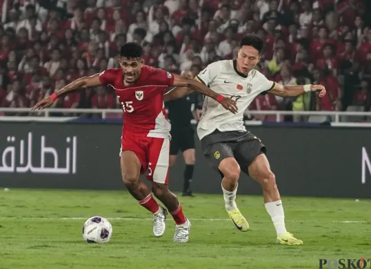 Ricky Kambuaya berebut bola dengan pemain Timnas China di pertandingan Kualifikasi Piala Dunia 2026 putaran ketiga Grup C di Stadion Utama Gelora Bung Karno, Jakarta, Kamis (5/6/2025). (Sumber: Poskota/Bilal Nugraha Ginanjar)
