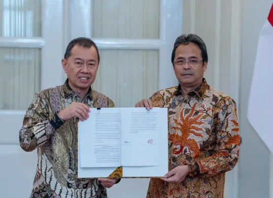 Direktur Utama BMM Syahrisal Imbar bersama Direktur Utama Bank DKI, Agus Haryoto Widodo, usai penandatanganan pembentukan KUB di Balai Kota Jakarta (Sumber: Dok. Bank DKI)