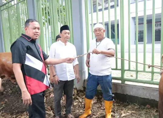 Wali Kota Bekasi Tri Ardhianto menyerahkan secara simbolis hewan kurban seekor sapi ke para atlet dan warga Kota Bekasi. (Sumber: Dok. Pemkot Bekasi)
