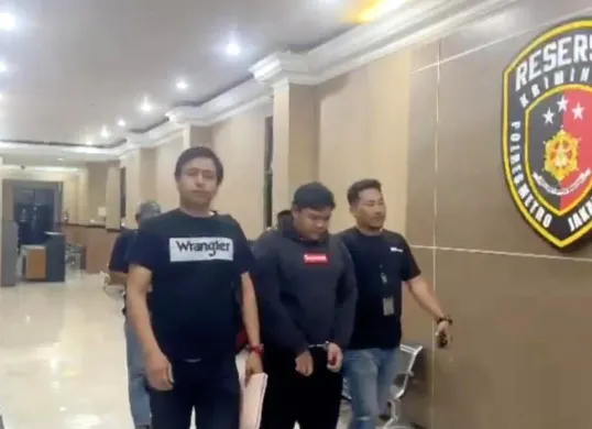 KN, pelaku pelecehan di Lebak Bulus, Jakarta Selatan, diamankan petugas Polres Metro Jakarta Selatan. (Sumber: Dok Humas Polres Metro Jakarta Selatan)