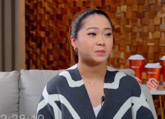 Potret Berlin Lee yang mengungkapkan kisah pilu pernikahannya dengan cucu konglomerat, isu eks suami idap HIV AIDS. (Sumber: YouTube/dr Richard Lee)