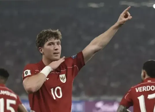 Ole Romeny merayakan gol penalti kemenangan atas China bersama rekan satu tim di Stadion Gelora Bung Karno, Jakarta. (Sumber: Instagram/@oleromeny)