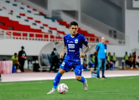Persebaya Surabaya melakukan manuver besar di bursa transfer Liga 1 Indonesia 2025/2026 dengan merekrut Gali Freitas, pemain yang sebelumnya menjadi incaran utama Persib Bandung. (Sumber: Instagram/galifreitas21)