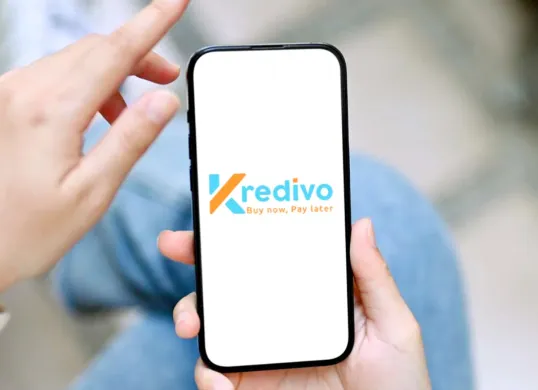 Gestun Kredivo adalah praktik ilegal yang melibatkan pencairan limit kredit Kredivo menjadi uang tunai melalui transaksi pembelian fiktif. Praktik ini sangat berisiko, termasuk potensi penipuan, pembekuan akun Kredivo. (Sumber: Kredivo)