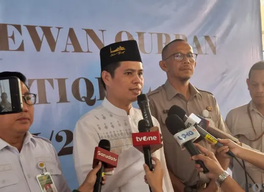 Pelaksana Harian (Plh) Imam Besar Masjid Istiqlal, Mulawarman Hannase saat memberikan pernyataan kepada awak media di Masjid Istiqlal, Jakarta Pusat, Sabtu 7 Juni 2025. (Sumber: Poskota/M. Tegar Jihad)