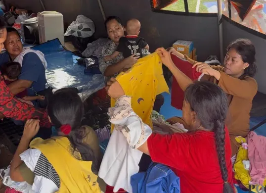 Suasana di lokasi pengungsian warga terdampak kebakaran di Kapuk Muara, Penjaringan, Jakarta Utara, Sabtu, 7 Juni 2025. (Sumber: POSKOTA | Foto: Pandi Ramedhan)