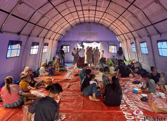 Suasana di lokasi pengungsian warga terdampak kebakaran di Kapuk Muara, Penjaringan, Jakarta Utara, Sabtu, 7 Juni 2025. (Sumber: POSKOTA | Foto: Pandi Ramedhan)