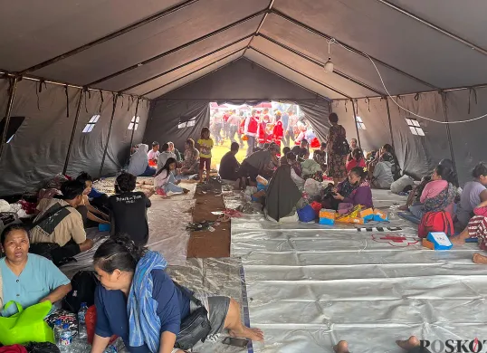 Suasana di lokasi pengungsian warga terdampak kebakaran di Kapuk Muara, Penjaringan, Jakarta Utara, Sabtu, 7 Juni 2025. (Sumber: POSKOTA | Foto: Pandi Ramedhan)
