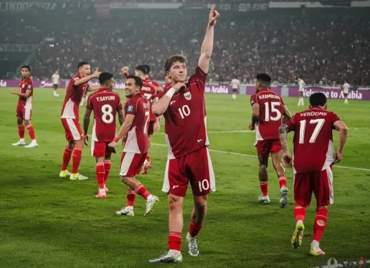 Penyerang Timnas Indonesia Ole Romeny berselebrasi usai mencetak gol ke gawang Timnas China pada pertandingan Kualifikasi Piala Dunia 2026. (Sumber: Poskota/Bilal Nugraha Ginanjar)
