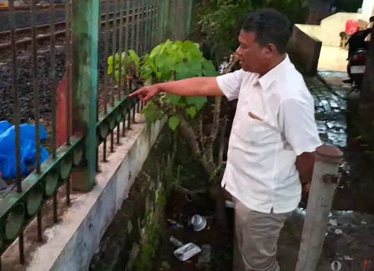 Kanit Reskrim Polsek Bojonggede AKP Teguh saat mengecek TKP temuan mayat laki-laki tanpa identitas di perlintasan rel tanpa palang di Bojonggede, Kabupaten Bogor. Angga (Sumber: POSKOTA | Foto: Angga)