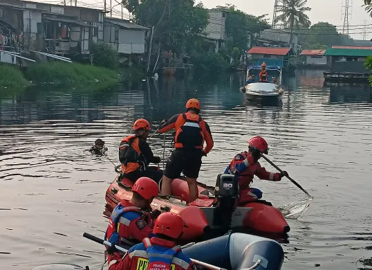 Petugas evakuasi jasad pria yang tenggelam di kali kawasan Cilincing, Jakarta Utara, Sabtu, 7 Juni 2025. (Sumber: BPBD Jakarta)