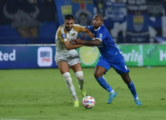 Gervane Kastaneer saat berlaga bersama tim Persib Bandung di Liga 1. (Sumber: persib.co.id)