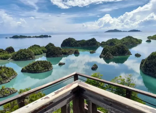 Pemandangan perairan Raja Ampat yang jernih dan terumbu karang yang masih lestari menjadi aset bangsa yang harus dijaga bersama. (Sumber: Pinterest)