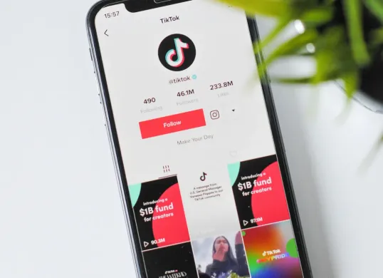 Cara top up koin TikTok di e-wallet  untuk beli gift. (Sumber: Unsplash/Nik)