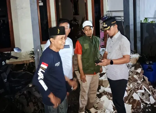 Lurah Cilangkap, Galih Catur Prasatya mengecek kondisi rumah warga yang alami kerusakan akibat disapu angin puting beliung. (Sumber: Istimewa)