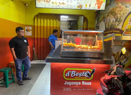 Tim Opsnal Polsek Cimanggis mengecek TKP percobaan pencurian dengan kekerasan di kawasan Kelapa Dua, Cimanggis, Kota Depok. (Sumber: Dok Polsek Cimanggis)