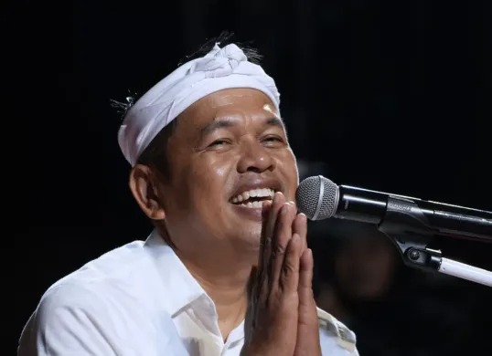 Momen Mesra Dedi Mulyadi dan Sosok Wanita Cantik di Tengah Sawah Tuai Komentar Manis. (Sumber: Youtube/KDM)