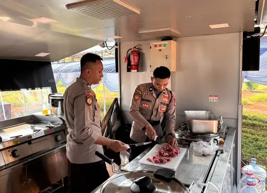 Sejumlah anggota Dit Samapta Polda Metro Jaya menyiapkan makanan untuk para pengungsi korban kebakaran Kapuk Muara, Jakarta Utara, Minggu, 8 Juni 2025. (Sumber: Dok Humas Polda Metro Jaya)