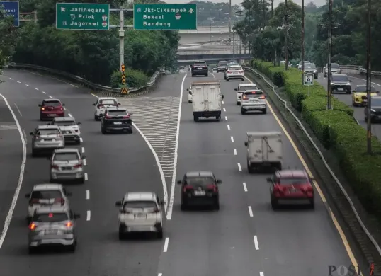 Sejumlah kendaraan melintas ke arah luar kota dari Jalan Tol Tebet - Cawang, Jakarta, Jum'at, 6 Juni 2025. (Sumber: Poskota/Bilal Nugraha Ginanjar)
