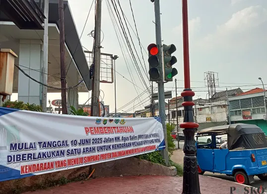 Dishub Kota Bekasi memasang spanduk pemberitahuan terkait pemberlakuan sistem satu arah di Jalan Agus Salim, Kota Bekasi. (Sumber: POSKOTA | Foto: Nurpini Aulia Rapika)