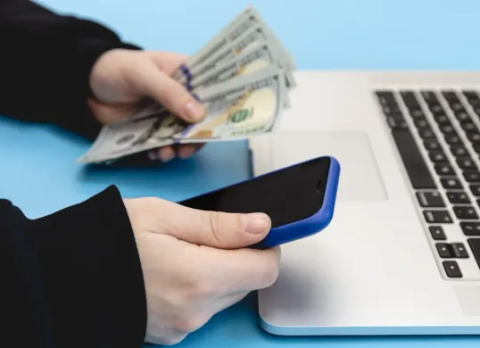 Resmi 2025! Deretan Aplikasi Pinjaman Digital Bank Ini Tawarkan Limit hingga Rp200 Juta Langsung dari HP (Sumber: Freepik)