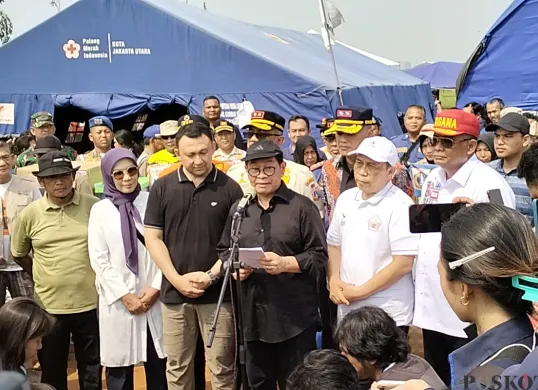 Gubernur Jakarta, Pramono Anung saat menemui warga terdampak kebakaran di lokasi pengungsian kebakaran Kapuk Muara, Penjaringan, Jakarta Utara, Minggu 9 Juni 2025. (Sumber: POSKOTA | Foto: M Tegar Jihad)