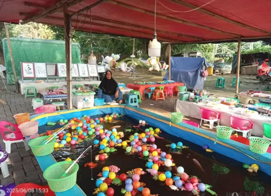 Lapak bermain milik Wida tampak sudah usang dan sepi pengunjung. Dirinya menjadi satu-satunya pedagang yang masih singgah di Taman Kebalen hingga saat ini. (Sumber: Poskota/Nurpini Aulia Rapika)