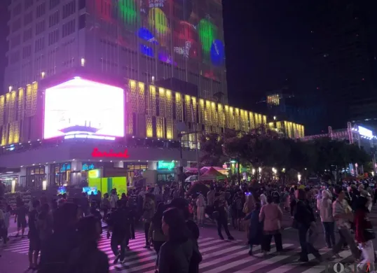 Suasana malam hari di kawasan Sarinah Thamrin, Jakarta Pusat. (Sumber: Poskota/M. Tegar Jihad)