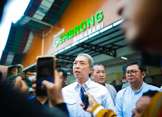 Wali Kota Bogor, Dedie A Rachim saat meninjau langsung progres pembangunan Pasar Gembrong Sukasari di Jalan Siliwangi, Kecamatan Bogor Timur, Kota Bogor, Senin, 9 Juni 2025. (Sumber: Pemkot Bogor)