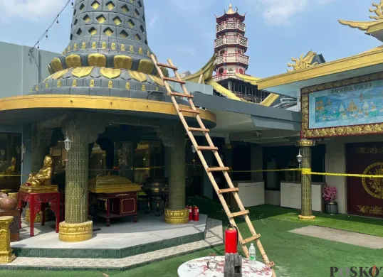 Kondisi Vihara Lalitavistara Cilincing, Jakarta Utara, usai terbakar pada Senin, 9 Juni 2025, dini hari WIB. (Sumber: Poskota/Pandi Ramedhan)
