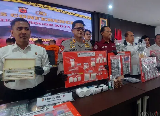 Gelar perkara kasus narkoba dan peredaran miras ilegal di Mapolresta Bogor Kota, Senin, 9 Juni 2025. (Sumber: Poskota/Sekar Putri Andini)