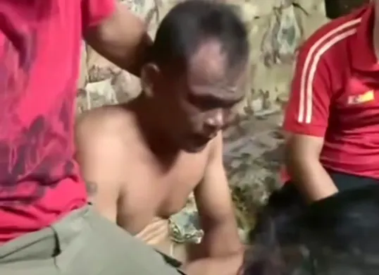Tangkap layar pelaku pelecehan anak di Kampung Lebak Kantin, Bogor Tengah, Kota Bogor, saat berhasil diamankan warga setempat.