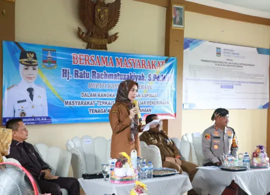 Bupati Serang Ratu Rachmatu Zakiyah memberikan sambutan pada acara deklarasi pemberantasan calo perekrutan tenaga kerja. (Sumber: Dok Kominfo Pemkab Serang)
