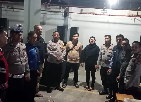 Petugas dari Polsek Ciputat Timur mendatangi tempat karaoke yang meresahkan warga di basement plaza Ciputat, Tangerang Selatan. (Sumber: Humas Polsek Ciputat Timur)