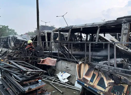 Puluhan bangkai bus Transjakarta di Terminal Mobil Barang (TMB) Rawa Buaya, Cengkareng, Jakarta Barat, terbakar, Selasa, 10 Juni 2025. (Sumber: POSKOTA | Foto: Pandi Ramedhan)