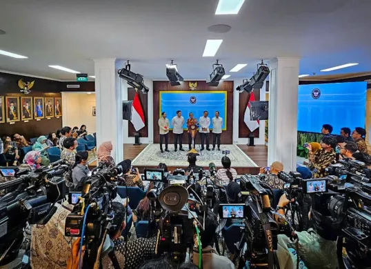 Menteri ESDM Bahlil Lahadalia menyampaikan keterangan terkait izin tambang di Raja Ampat. (Sumber: BPMI Setpres via setkab.go.id)