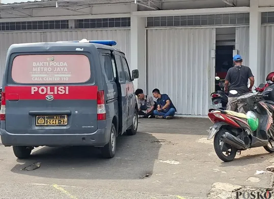 Suasana minimarket yang dibobol di Jalan Pasir Putih, RT 03 RW 01, Kelurahan Pasir Putih, Kecamatan Sawangan, Kota Depok, Selasa, 10 Juni 2025. (Sumber: Poskota/Angga Pahlevi)