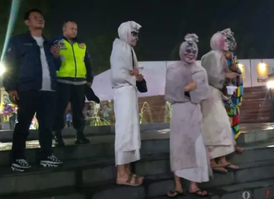 Anggota Polsek Lembang beri edukasi terhadap penyedia jasa pocong hiburan di Lembang, Kabupaten Bandung Barat. (Sumber: Poskota/Gatot Poedji Utomo)