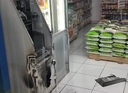 Mesin ATM BCA dibobol malijg dengan caradi las uang tunai berhasil digondol maling. (Sumber: Dok. Warga)