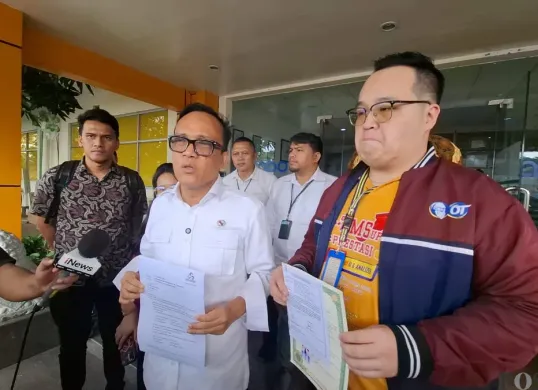 Wamenaker, Immanuel Ebenezer menyidak pabrik PT Artaboga Cemerlang di Jalan Daan Mogot, Cengkareng, Jakarta Barat, Selasa, 10 Juni 2025. (Sumber: POSKOTA | Foto: Pandi Ramedhan)