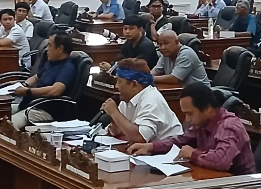 Ratusan warga yang rumahnya terancam digusur oleh PJT II Jatiluhur mengadu ke DPRD Purwakarta pada Selasa, 10 Juni 2025. (Sumber: POSKOTA | Foto: Dadan Sukmana)