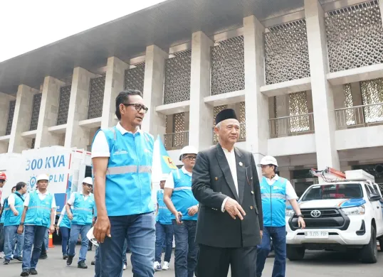 General Manager PLN UID Jakarta Raya, Moch. Andy Adchaminoerdin  melakukan inspeksi kelistrikan Masjid Istiqlal persiapan menyambut Hari Raya Idul Adha 1446 H (Sumber: Dok. PLN UID Jakarta Raya)