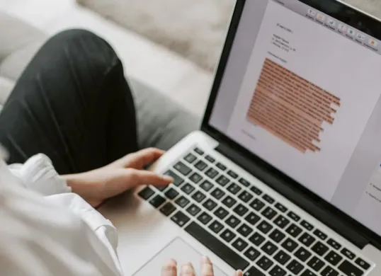 Cara mengerjakan jurnal pembelajaran PPG Guru 2025 dapat mengikuti panduan yang ada di GTK. (Sumber: Pexels/Vlada Karpovich)