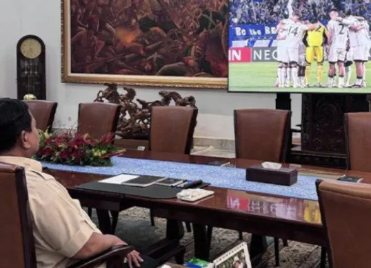 Prabowo menyaksikan pertandingan laga Timnas Indonesia vs Jepang di televisi. (Sumber: Instagram/@prabowo)