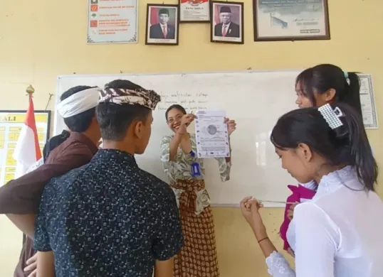 Ilustrasi guru dan murid di Sekolah Rakyat. (Sumber: sekolahrakyat.kemensos.go.id)