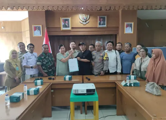 Mediasi antara warga Krukut yang rumahnya terdampak kebakaran dengan pemilik pabrik lilin pada Selasa, 10 Juni 2025. (Sumber: POSKOTA | Foto: Pandi Ramedhan)