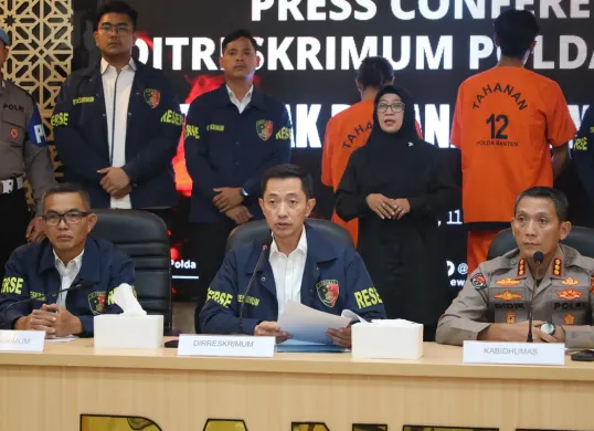 Dirreskrimum Polda Banten Kombes Dian Setiyawan saat memberikan keterangan pers kasus dugaan pemaksaan proyek senilai Rp5 triliun. (Sumber: Dok Humas Polda Banten)