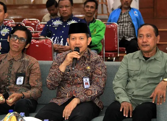 Bupati Kepulauan Seribu, Muhammad Fadjar Churniawan (tengah). (Sumber: Jakarta.go.id)